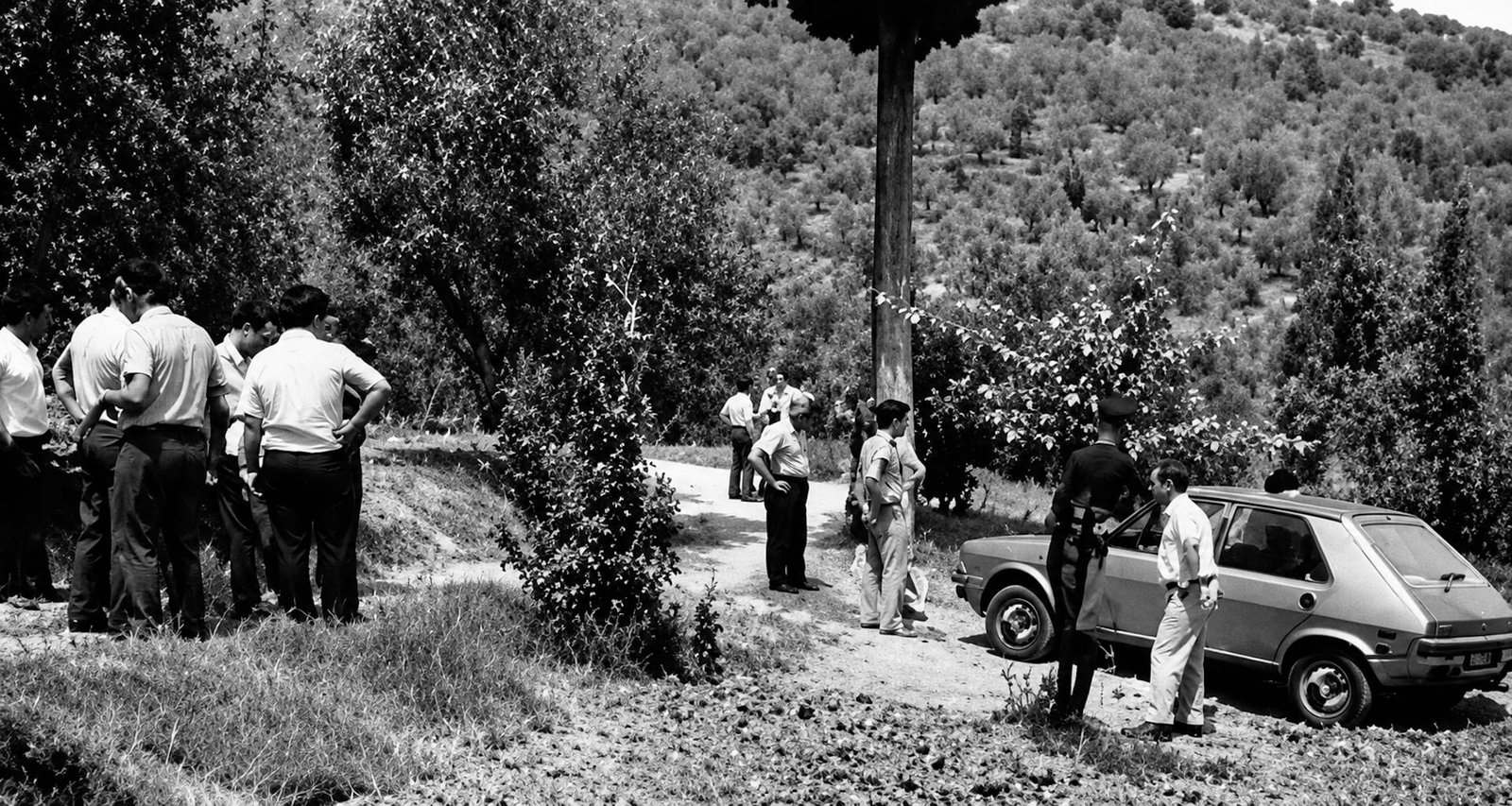 Scena del delitto di Mosciano di Scandicci con la Fiat Ritmo e gli investigatori sul posto
