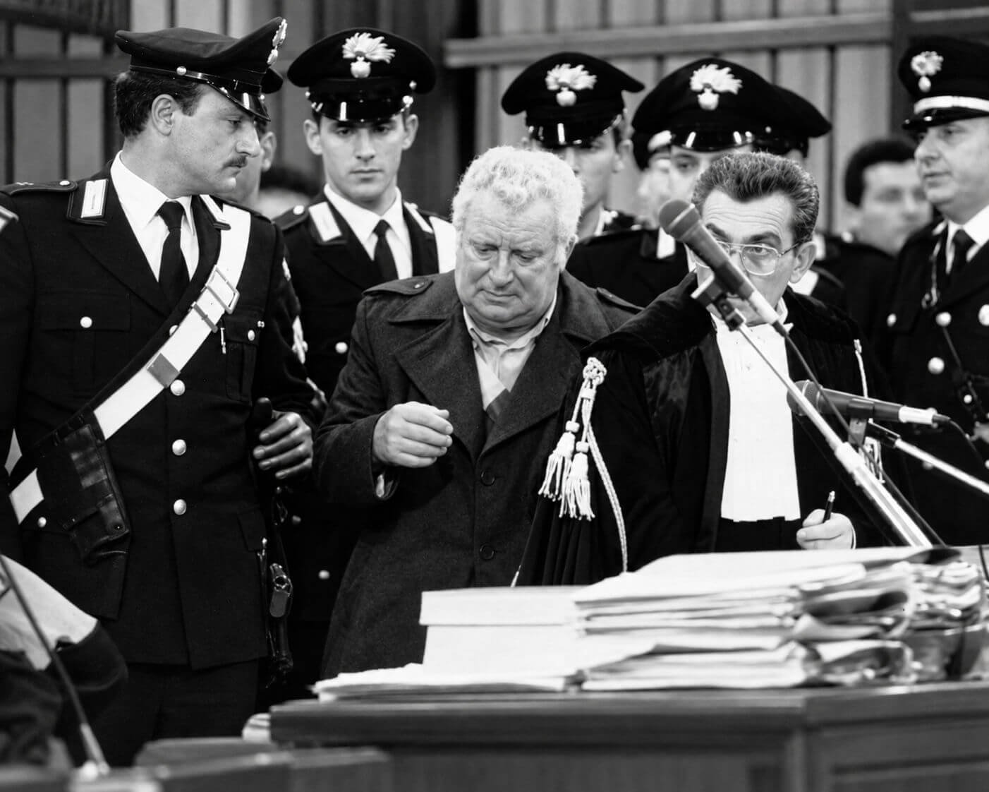 Scena del processo Pacciani, con Carabinieri e un legale in aula
