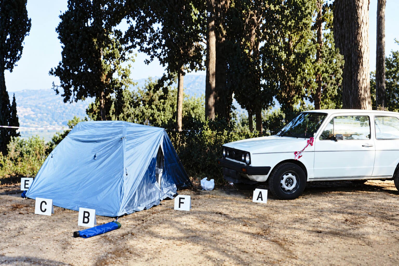 La tenda e la Volkswagen Golf bianca sulla scena del duplice omicidio degli Scopeti nel settembre 1985, con i contrassegni dei rilievi