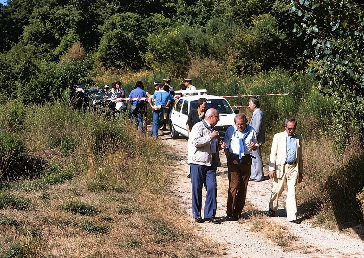 Fotografia d'archivio del luogo del duplice omicidio di Vicchio del 1984, con investigatori lungo il viottolo della Boschetta
